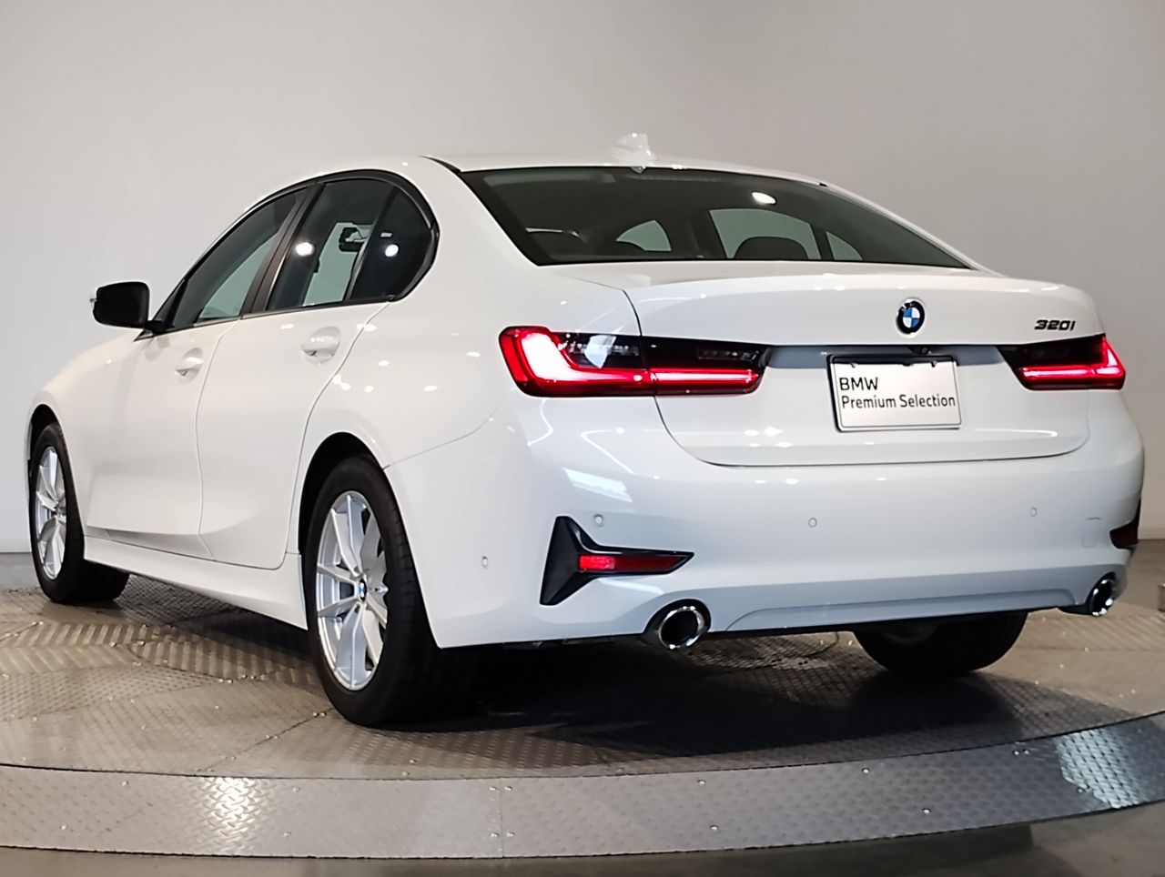320i Sedan RHD