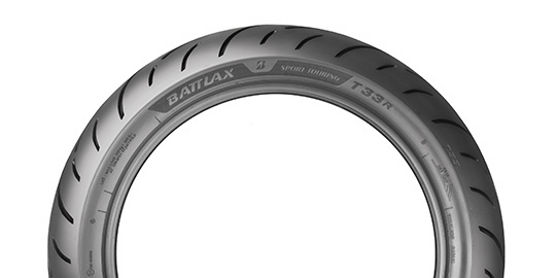 Le pneu Sport Touring T33 avec des performances accrues sur sol mouillé grâce à la technologie de conception du motif Bridgestone Pulse Groove