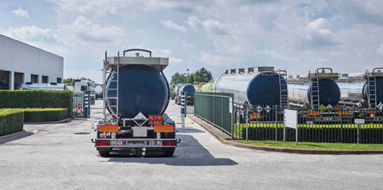 Deze afbeelding toont het achteraanzicht van een voertuig uit een wagenpark met Bridgestone-banden voor wagenparken.