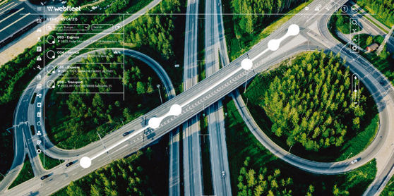 Tässä kuvassa näkyy moottoritie lintuperspektiivistä sekä kerroskuva Bridgestone Webfleet Solutions -tiedoista.