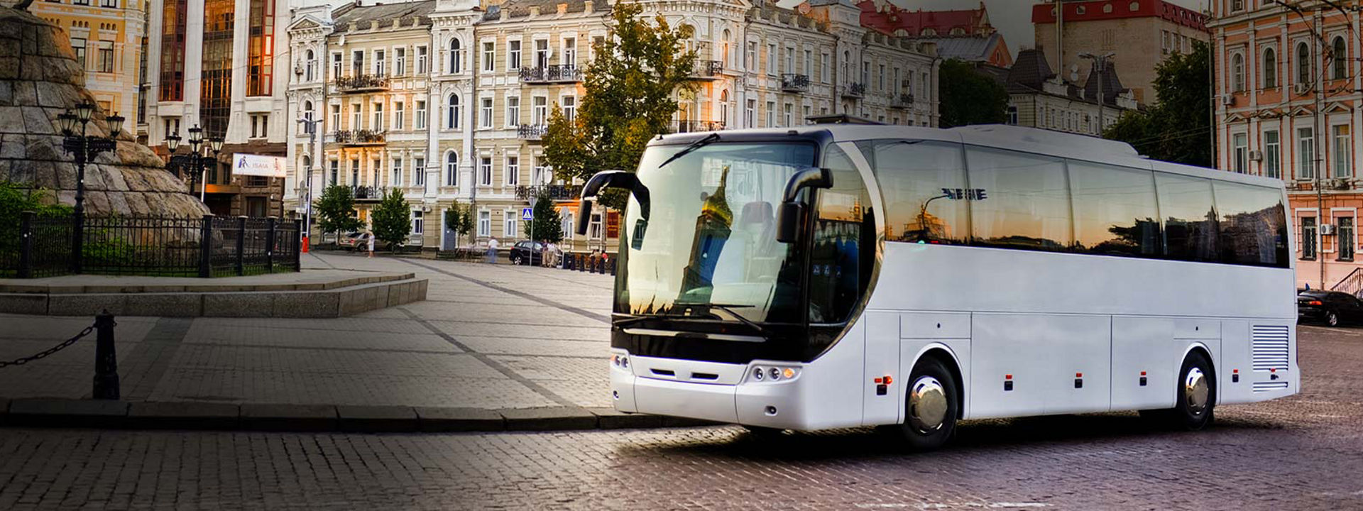 Billedet viser en bus på motorvejen monteret med Bridgestones busdæk.