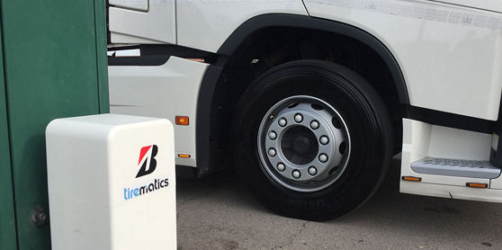 Dieses Bild zeigt Tirematics im Betrieb, wobei ein Bridgestone Reifen am Reifendruck-Überwachungssystem vorbeifährt.