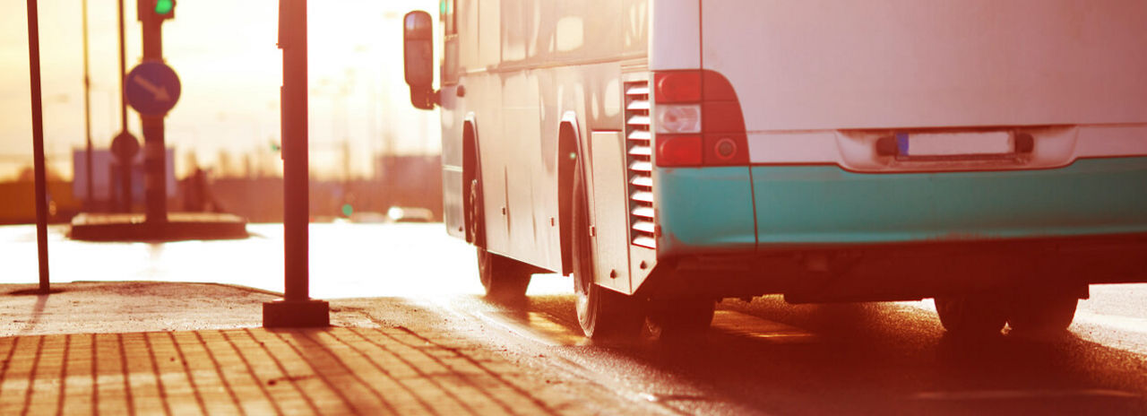 Esta imagen muestra un autobús urbano conduciendo con neumáticos Bridgestone para autobús urbano .