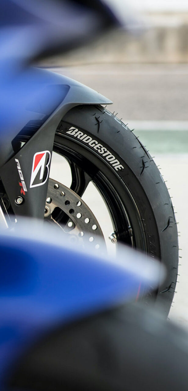 On this image we see a close up of the motorcycle’s racing tyre: the Bridgestone Battlax R11 ready to take action.