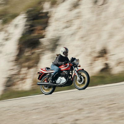 On this photo we see a female motorcyclist touring through the landscape on Bridgestone’s Battlax BT-45 tyres.