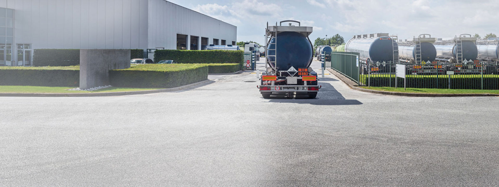 Deze afbeelding toont het achteraanzicht van een voertuig uit een wagenpark met Bridgestone-banden voor wagenparken.