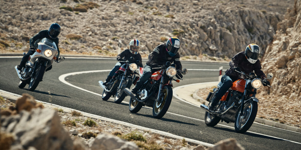 Grupė draugų mėgaujasi pasivažinėjimu savo motociklais su „Bridgestone Battlax BT-45“ padangomis.