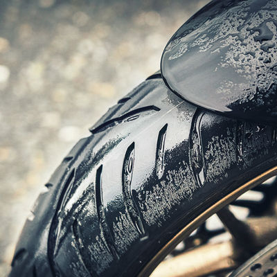 Une moto équipée de pneus Bridgestone Battlax sur sol mouillé