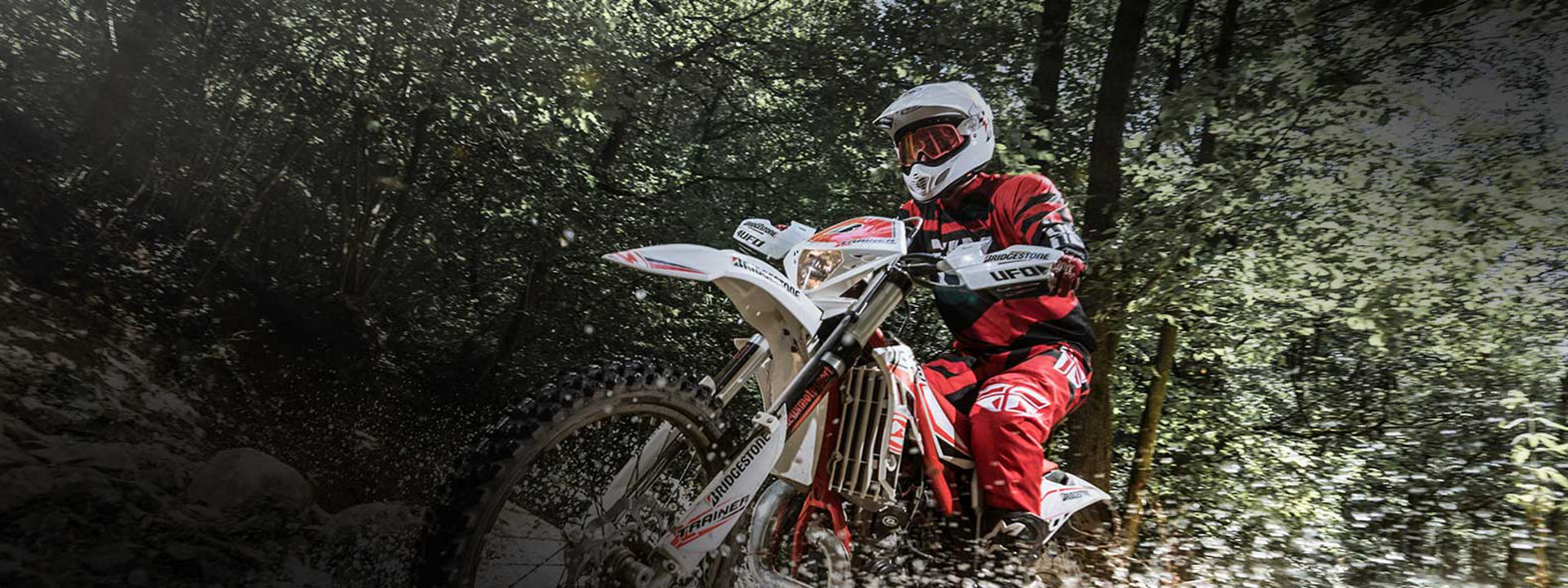 Das Bild zeigt einen Motorradfahrer, der auf Brigestone- Offroad Reifen das Gelände erkundet.