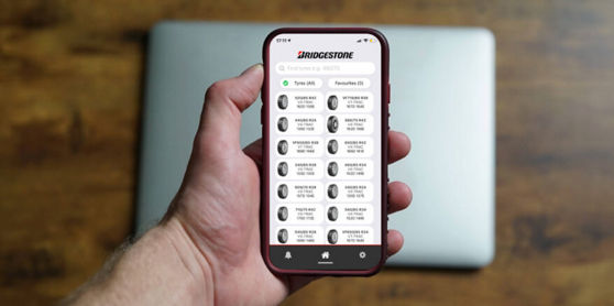 Eine Person die die Bridgestone Agrar App auf dem Smartphone benutzt