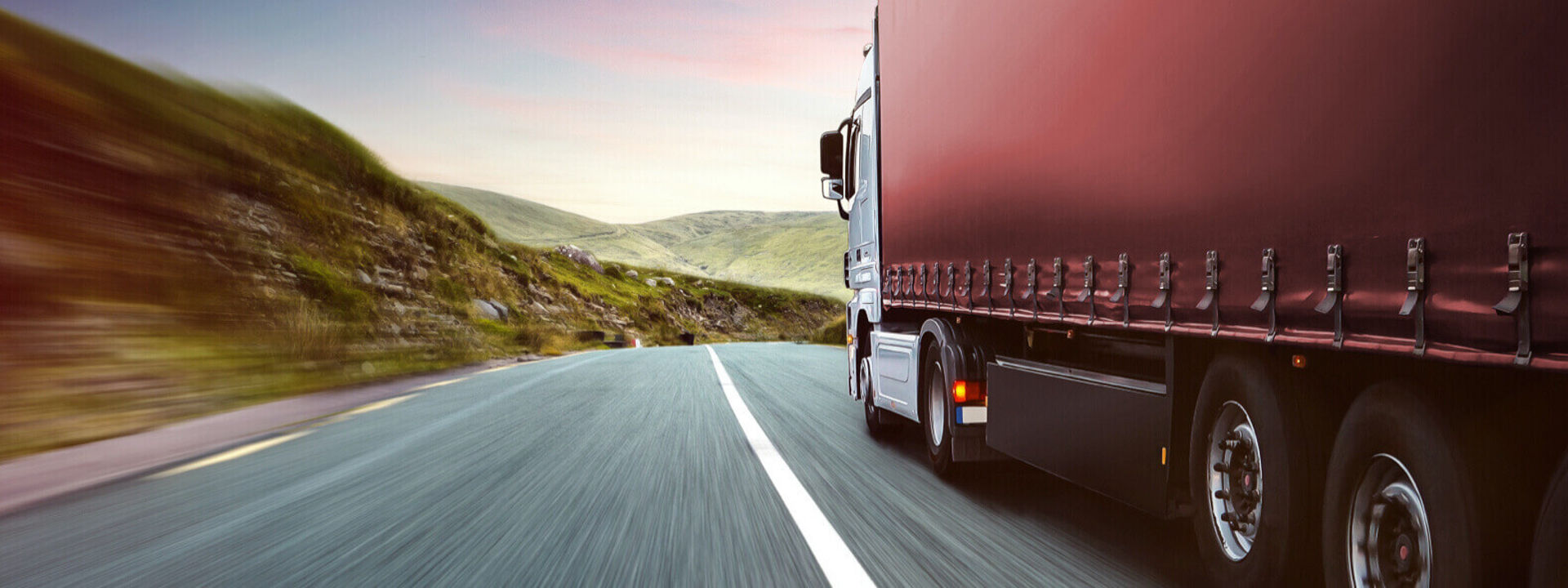 Cette image vous montre une vue latérale d'une flotte de transport équipée de pneus poids lourds Bridgestone.