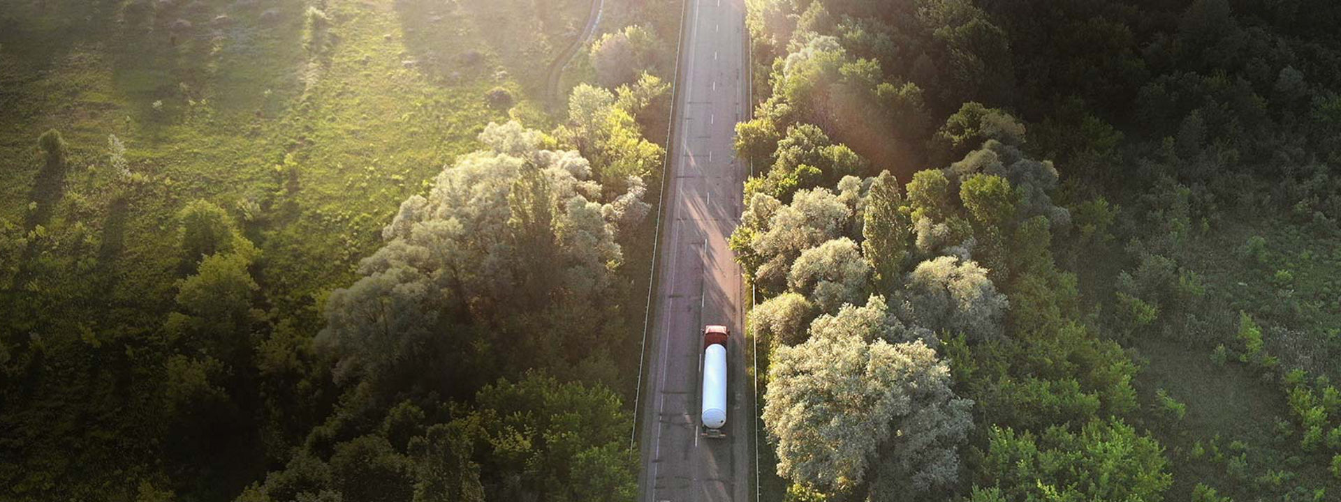 A képen egy Bridgestone FuelCare üzemanyag-kezelő eszközt használó, autópályán haladó kamion látható.