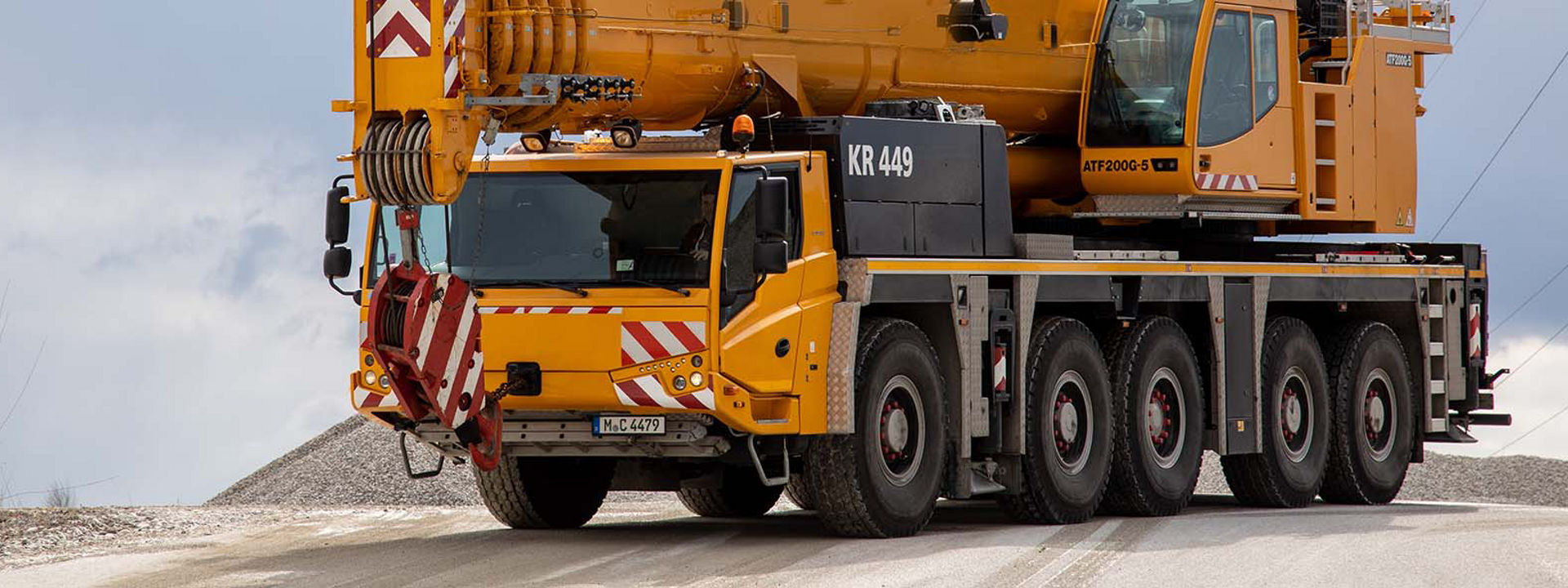 Une grue équipée de pneus Génie Civil Bridgestone