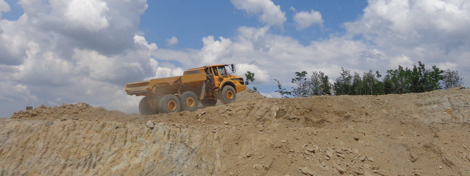 Een knikdumper uitgerust met Bridgestone off-the-road banden