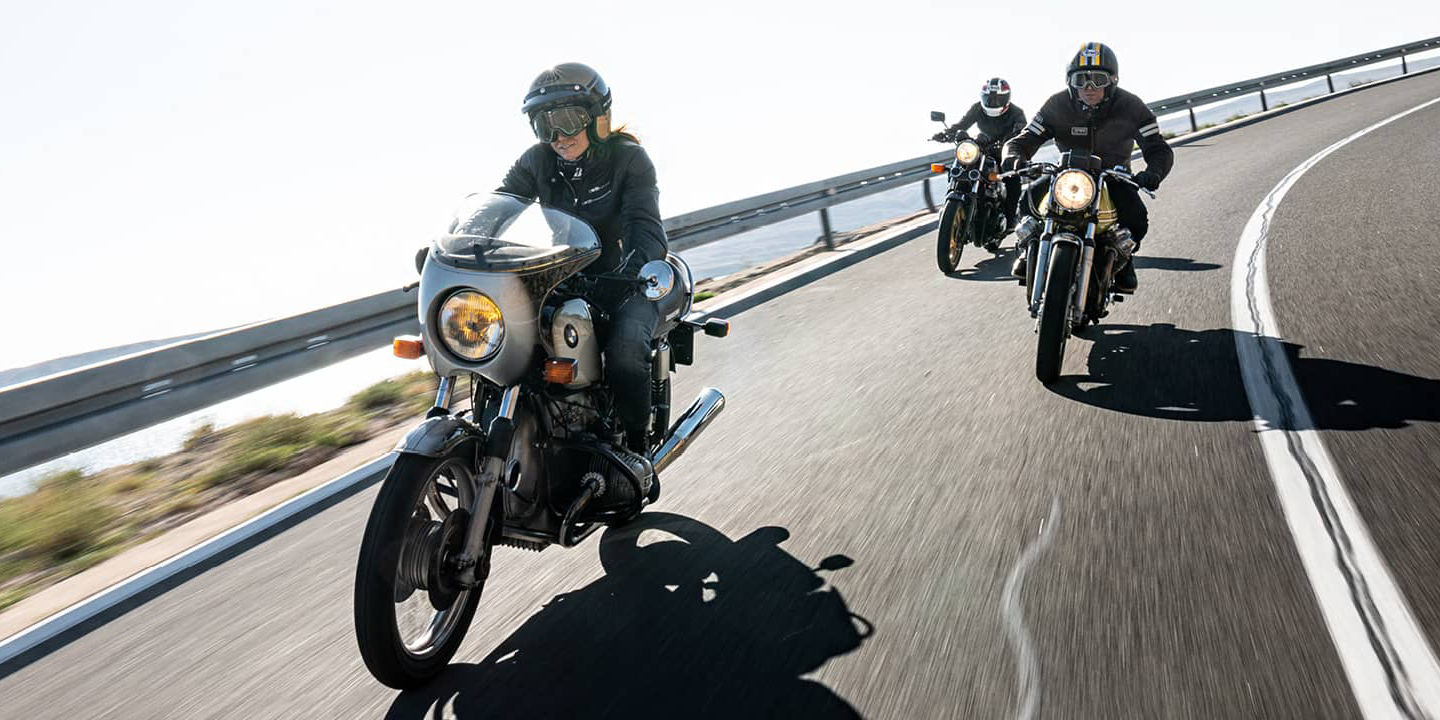 Op deze foto staan motorrijders bij hun motorfietsen met Bridgestone-banden terwijl de zon ondergaat
