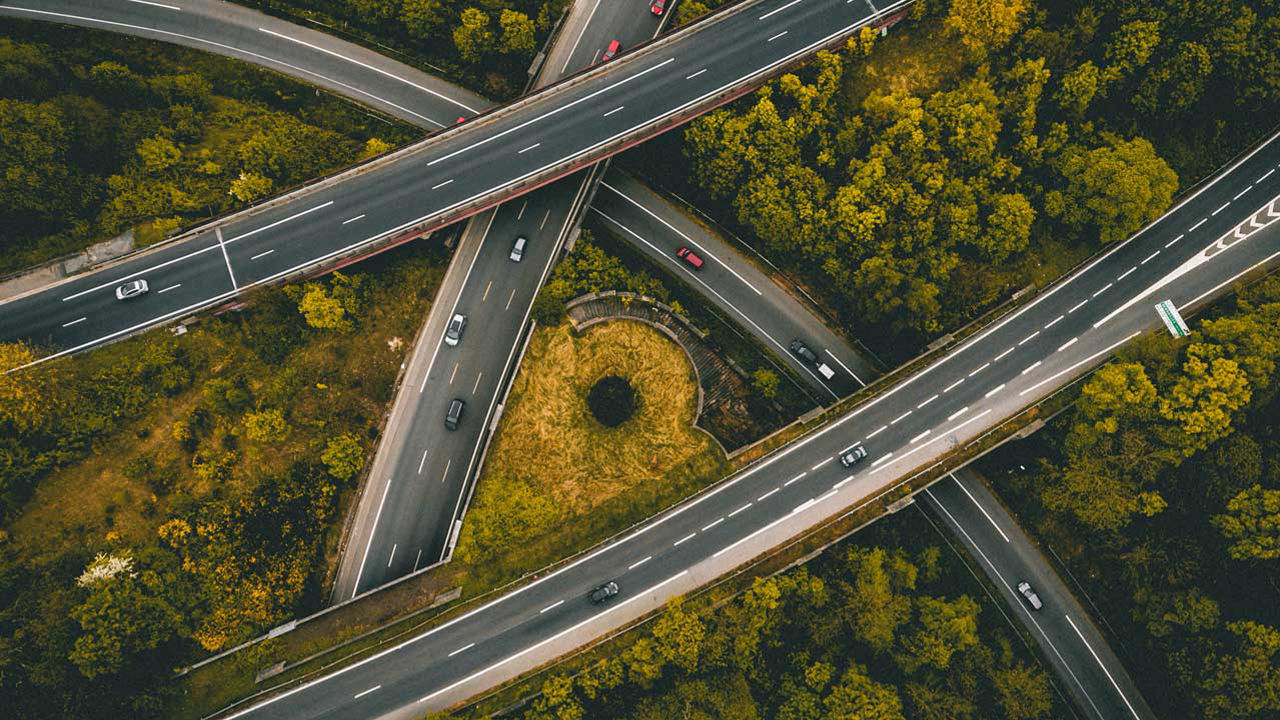 Imagen con vídeo de una carretera a vista de pájaro