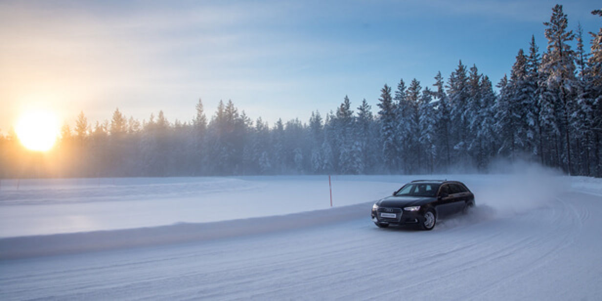 Ezen a képen az látszik, hogy a Bridgestone Blizzak téli abroncsokkal könnyebben lehet bevenni a kanyarokat havas és jeges utakon.