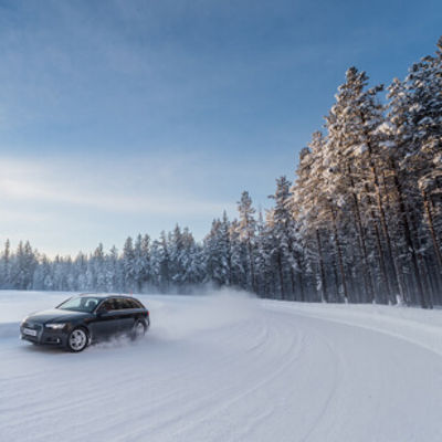 Les pneus hiver Blizzak de Bridgestone permettent aux conducteurs de prendre des virages facilement.
