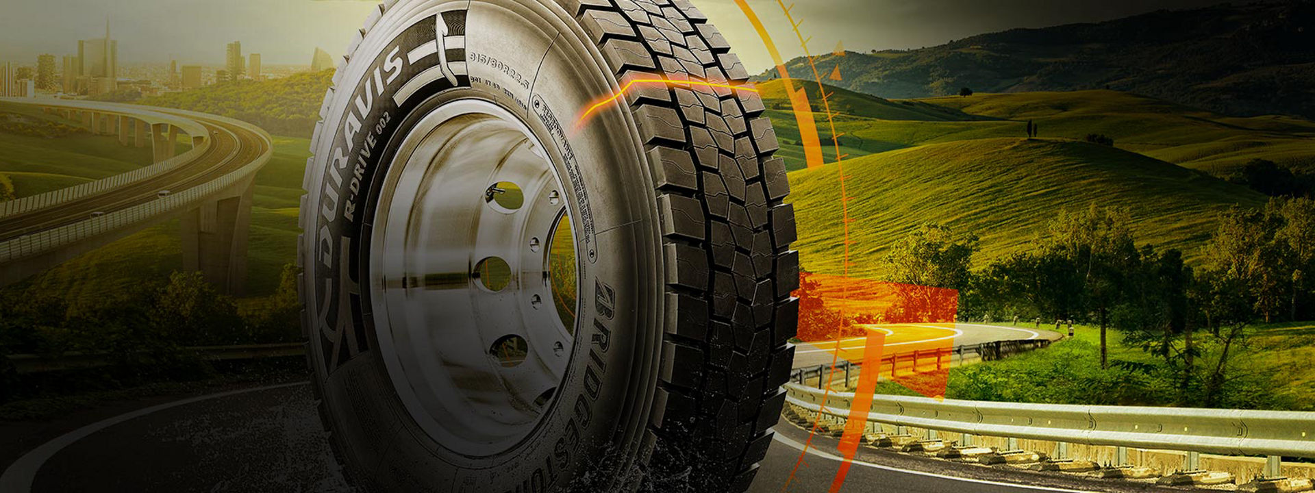 Obrázek ukazuje pneumatiku Bridgestone Duravis R002 na dálnici s grafikou, která sdílí její jedinečné klíčové vlastnosti.