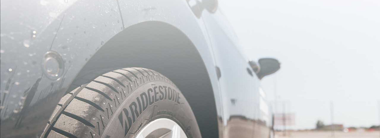 Questa immagine mostra una vista ravvicinata del fianco di un pneumatico Bridgestone Turanza