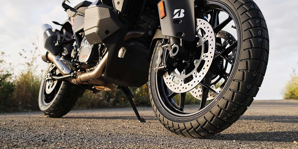 Gros plan d'une moto équipée de pneus Bridgestone Battlax AT41
