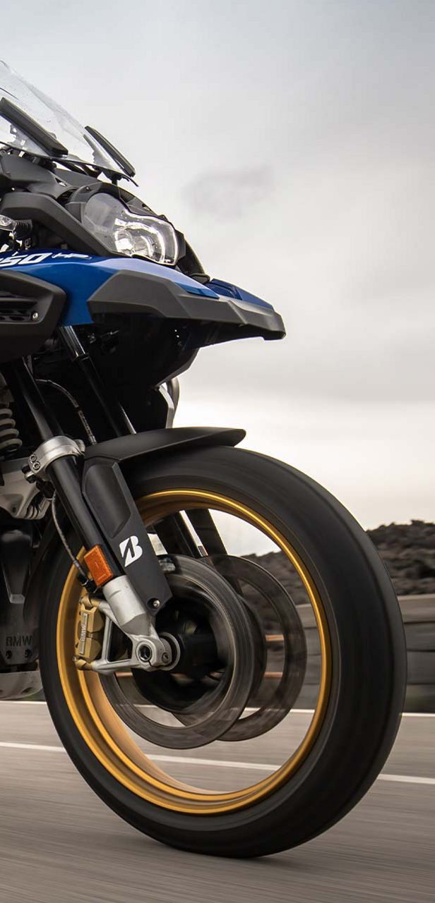 Gros plan d'une moto équipée de pneus Bridgestone Battlax AT41