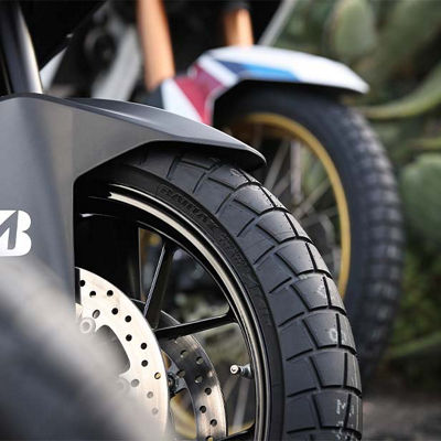 Gros plan d'une moto équipée de pneus Bridgestone Battlax AT41