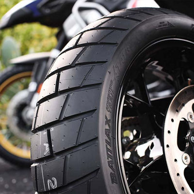 Moto equipada com pneus Bridgestone Battlax AT41