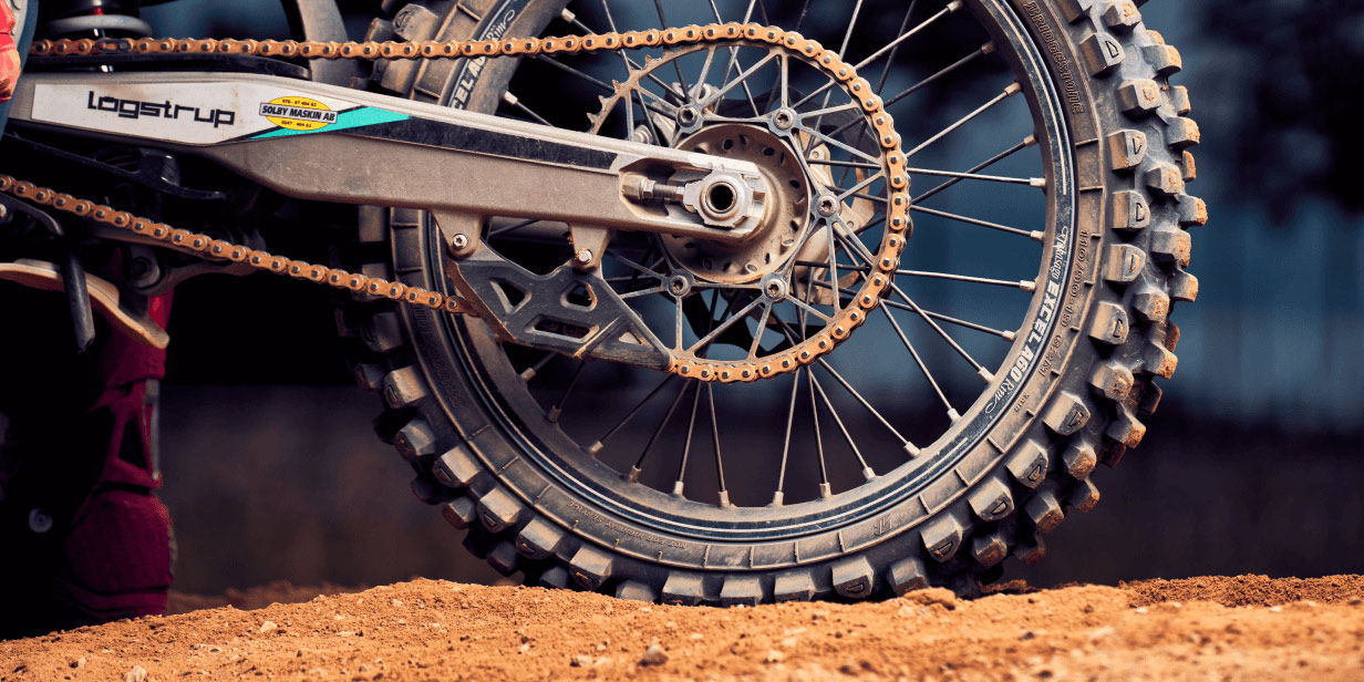 Närbild av en motorcykel utrustad med Bridgestone Battlecross X31-däck.