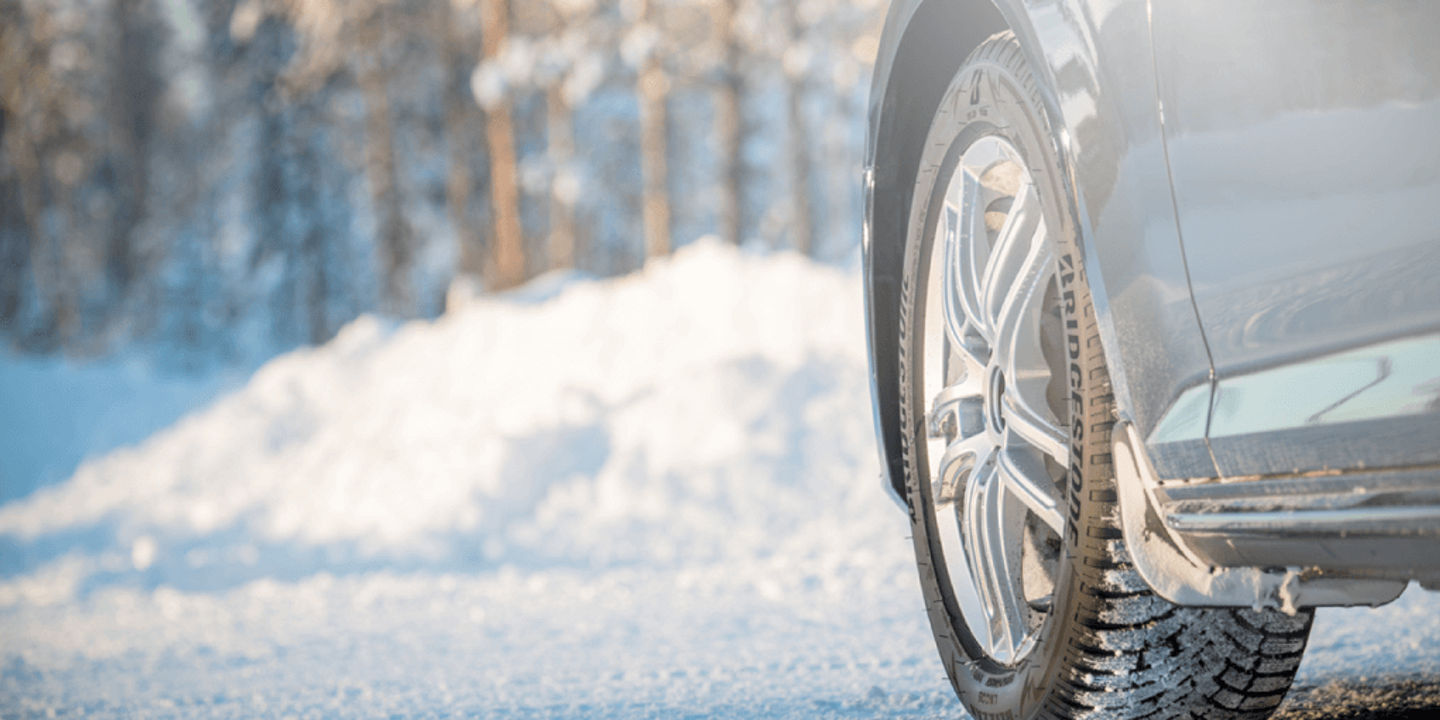 Nahaufnahme des Bridgestone Blizzak LM005 Winterreifen auf Schnee