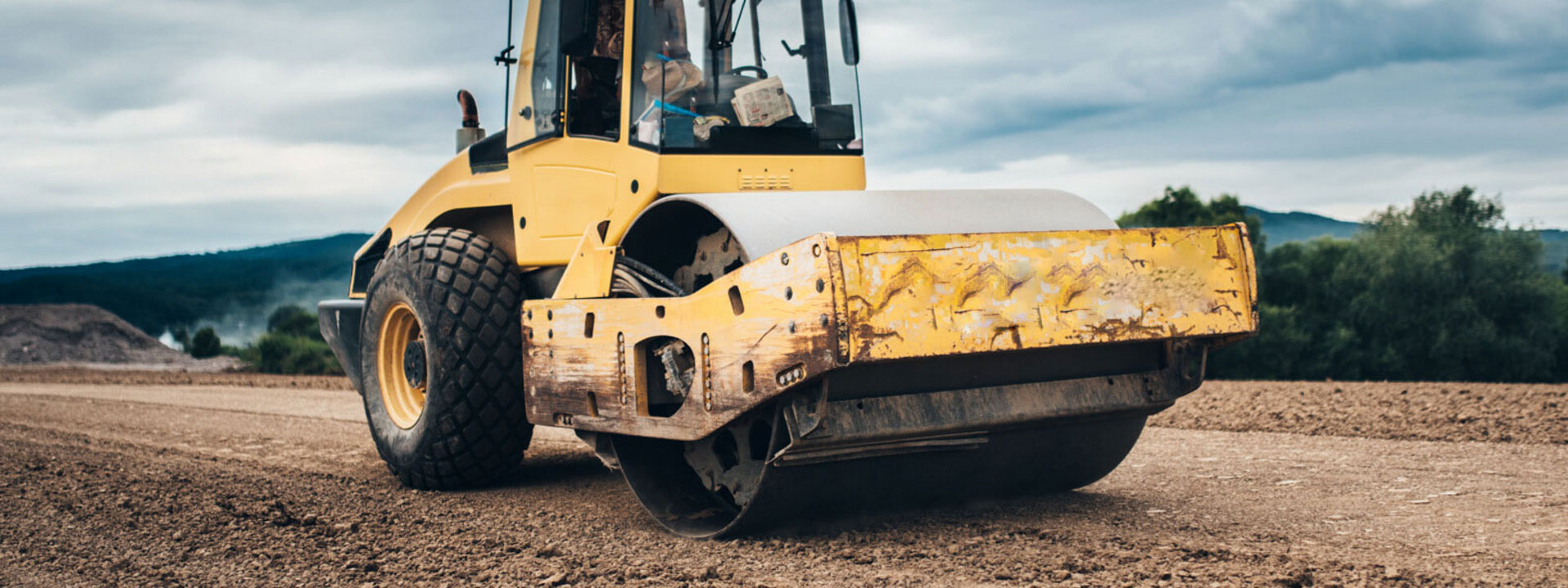 Um compactador equipado com pneus Bridgestone todo-o-terreno