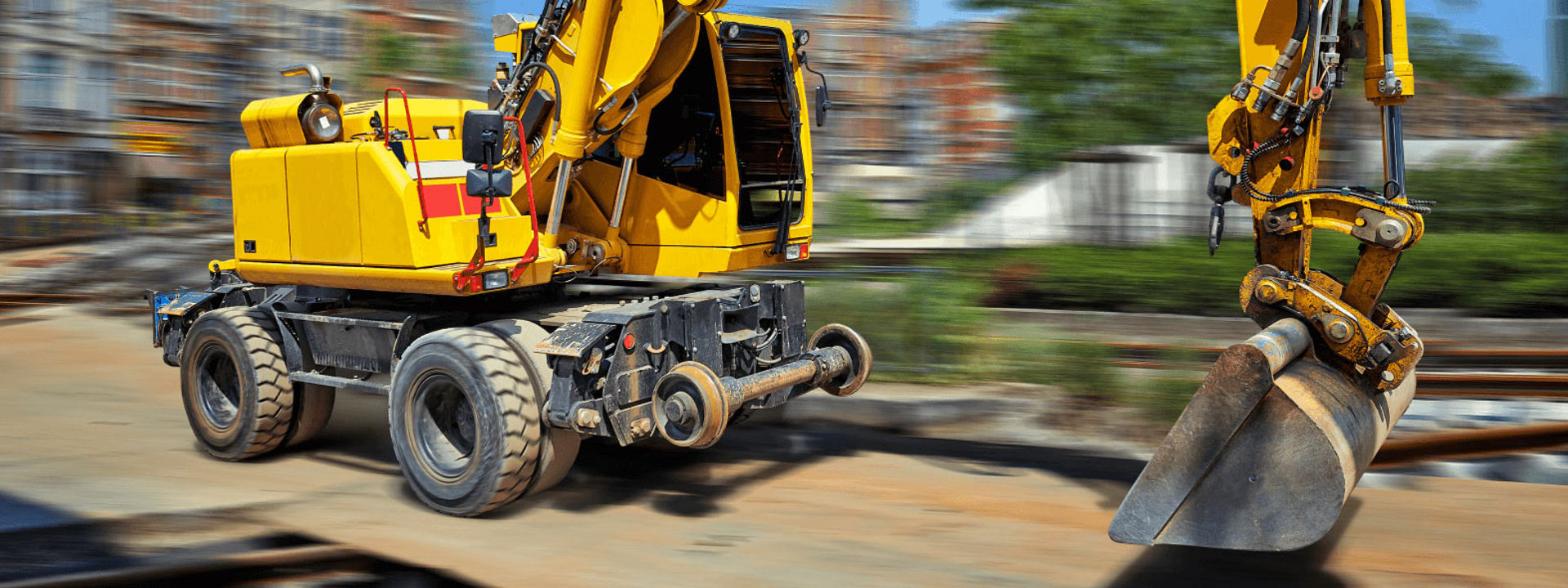 Une grande mine à ciel ouvert avec des excavatrices équipées de pneus Génie Civil Bridgestone.