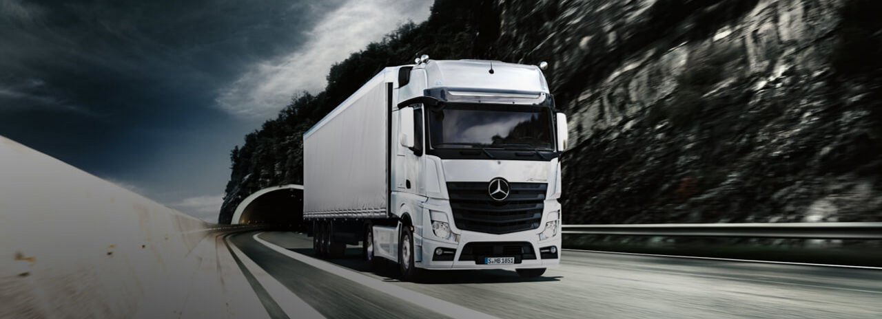 Dies ist ein Mercedes Lkw, der mit Bridgestone Reifen fährt.