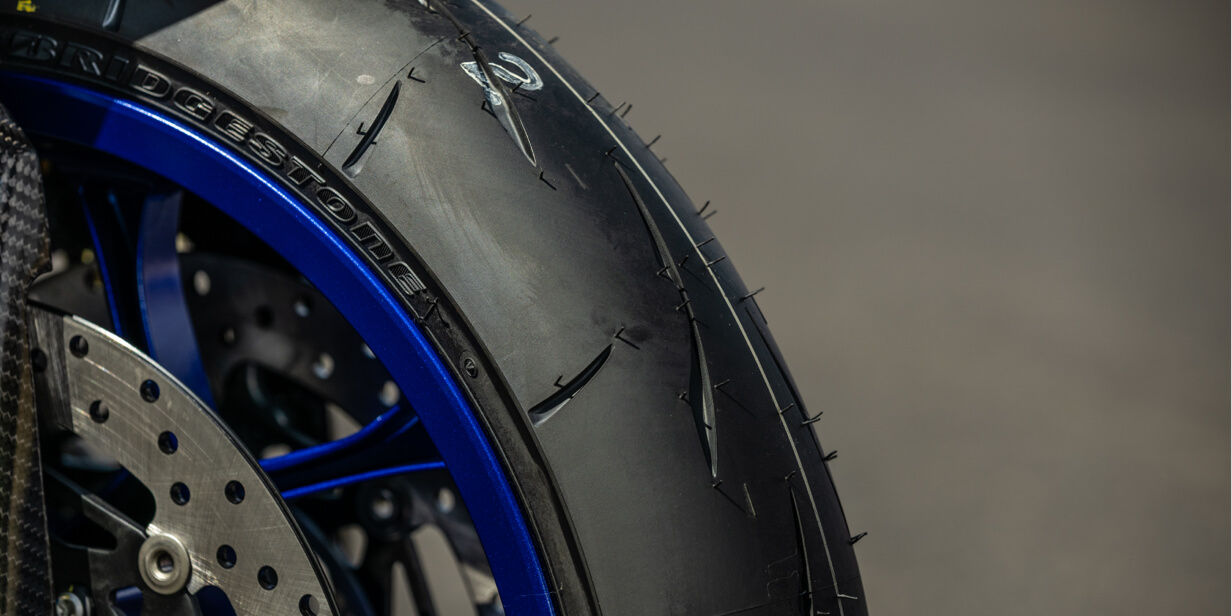 Na tej sliki je prikazan vzorec pnevmatike Bridgestone za motorna kolesa.