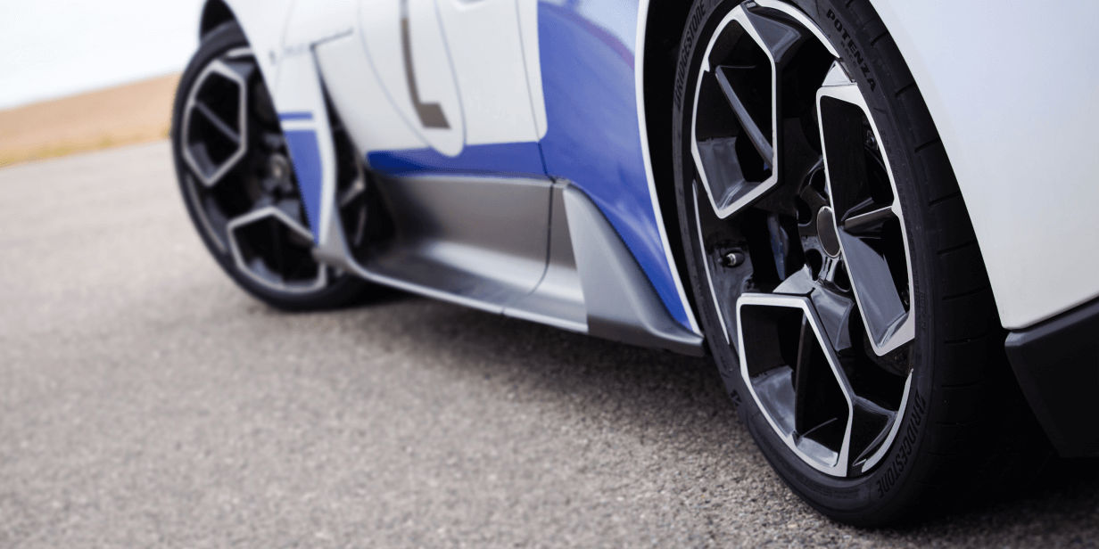 Dinamični pogled na pnevmatike Potenza Race na dirkalnem vozilu.