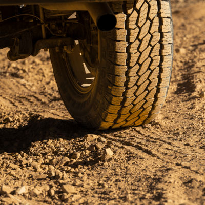Close-up of a Dueler All-Terrain A/T002 tyre’s imprint and aggressive tread design with visible blocks, sipes and grooves.