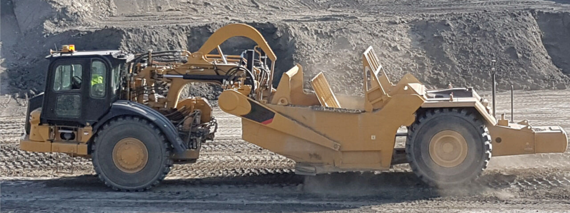 Um raspador equipado com pneus Bridgestone todo-o-terreno