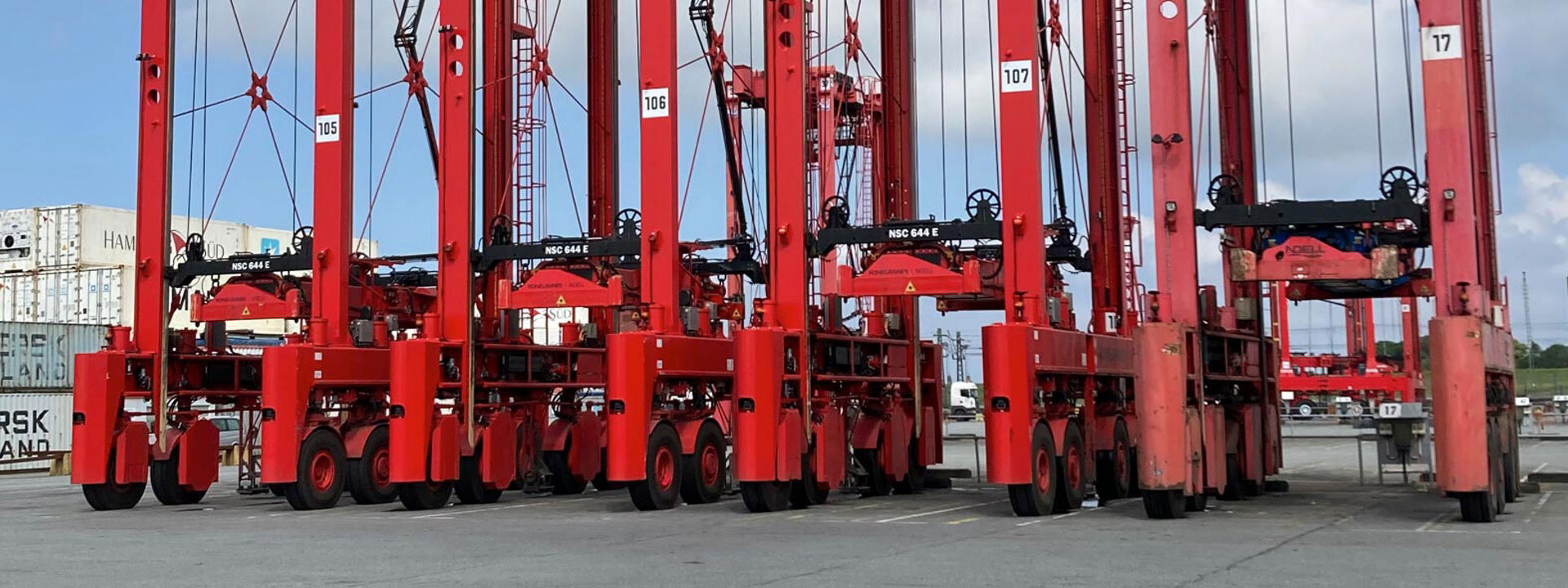 En containerkran utrustad med Bridgestone entreprenaddäck.