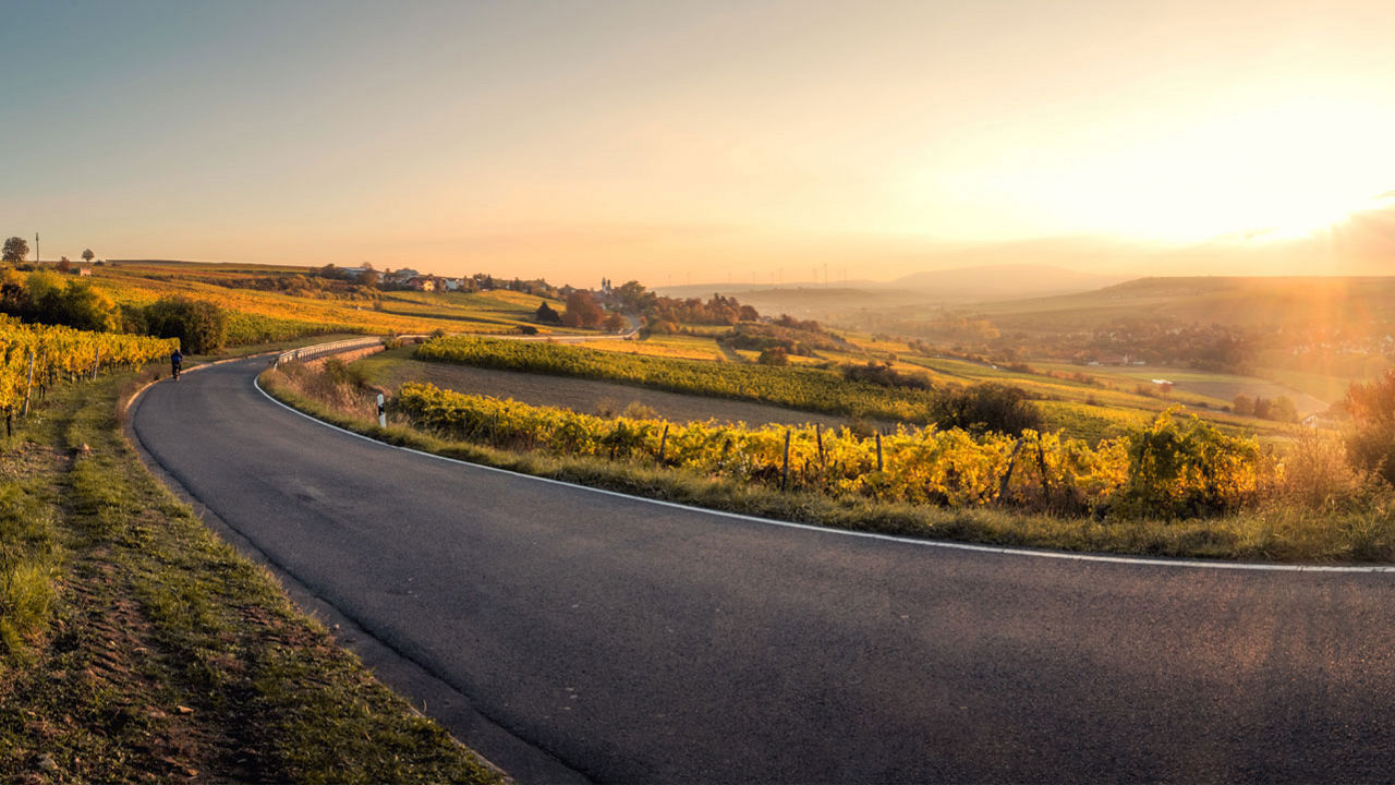 Amanecer y una carretera despejada.