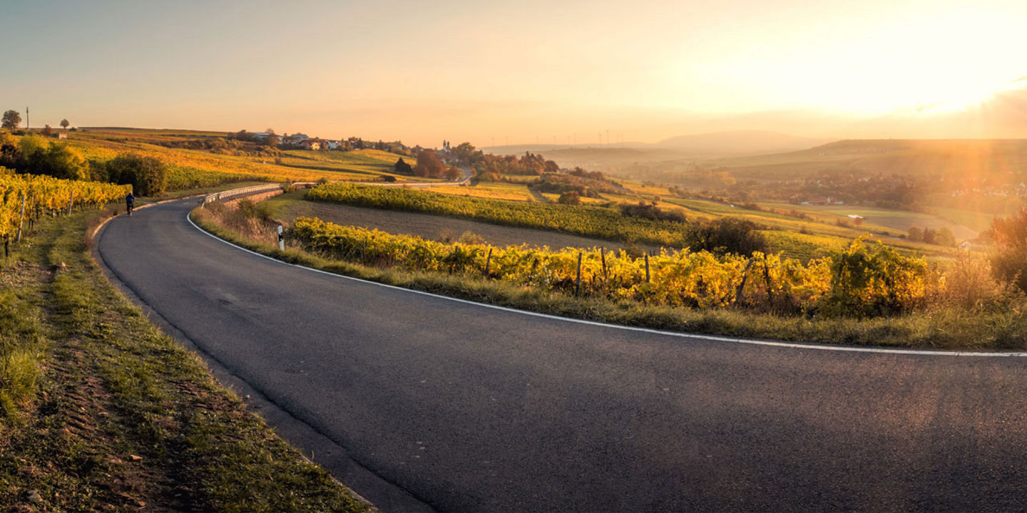 Amanecer y una carretera despejada.