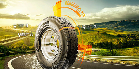 Obrázek pneumatiky Bridgestone Duravis R002 jedoucí po dálnici s grafikou zobrazující její unikátní hlavní vlastnosti