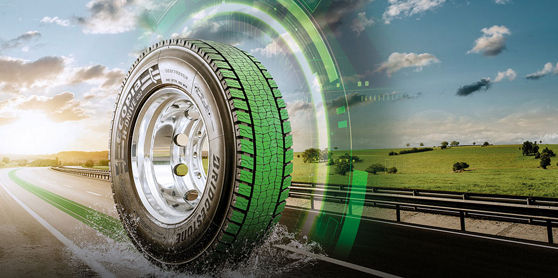 Cette image est un packshot d’un pneu Bridgestone Ecopia H002 monté sur un véhicule roulant sur autoroute.