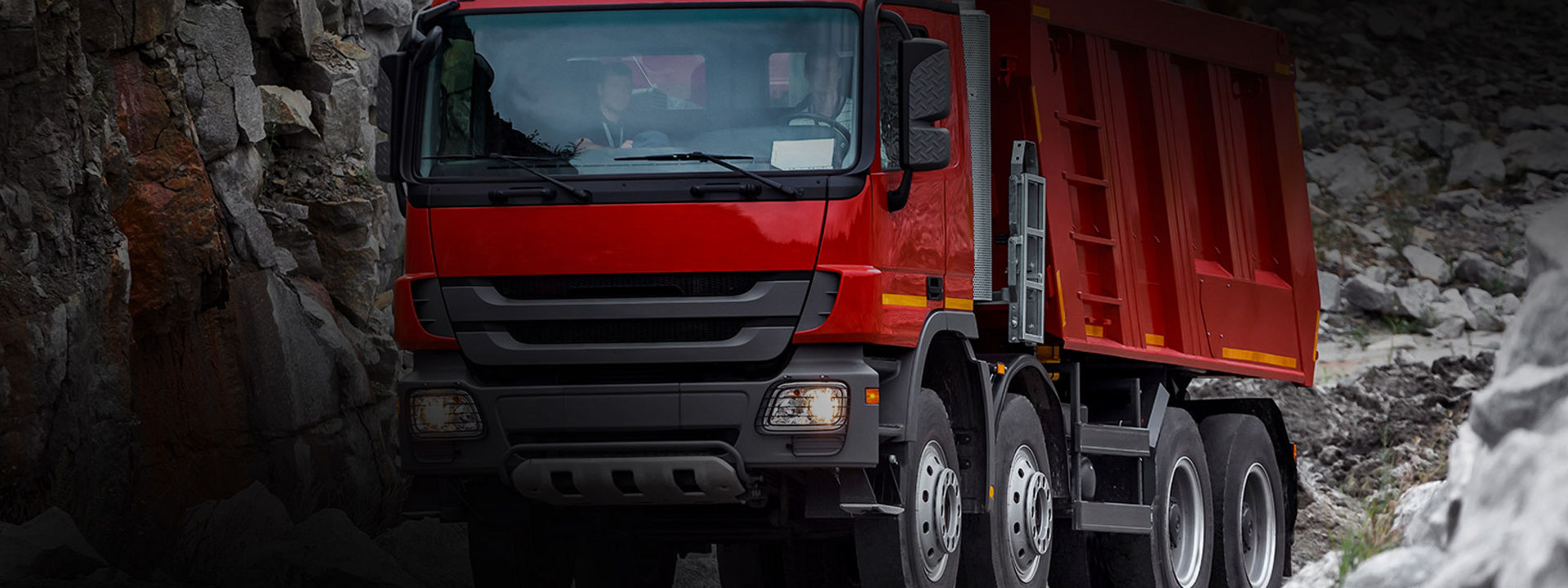 Esta imagem mostra a frente de um camião num local de trabalho com pneus Bridgestone on/off road utilização severa.