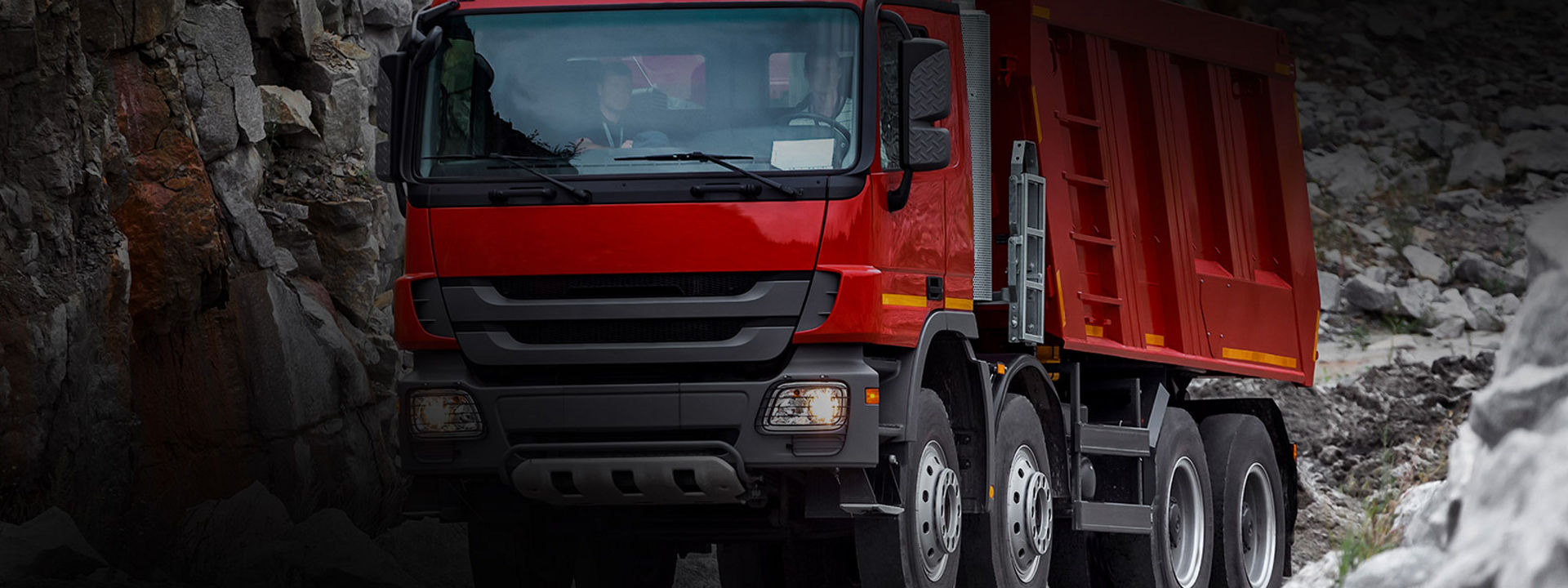 Dieses Bild zeigt die Vorderseite eines Lkw auf einer Baustelle mit robusten On/Off-Reifen von Bridgestone.