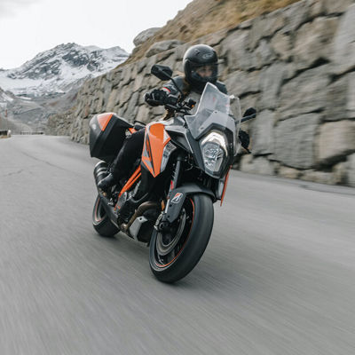 The motorcyclist on this picture is descending on a mountain road relying on Bridgestone Battlax BT-023 tyres.