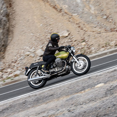 Na ovoj slici prikazan je motociklist koji uživa u svojem putovanju u planinama s gumama Bridgestone.