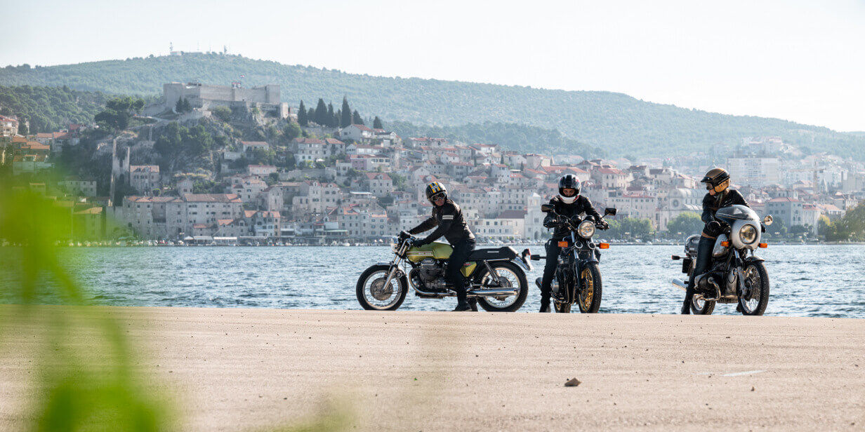 Na ovoj slici prikazani su motociklisti koji su na putu na gumama za motocikle Bridgestone.