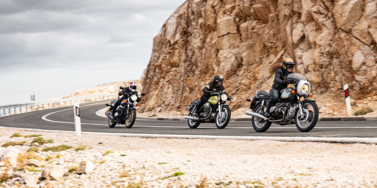 Na ovoj slici prikazana su tri motociklista na putu na svojim gumama Battlax BT-46 Bridgestone.
