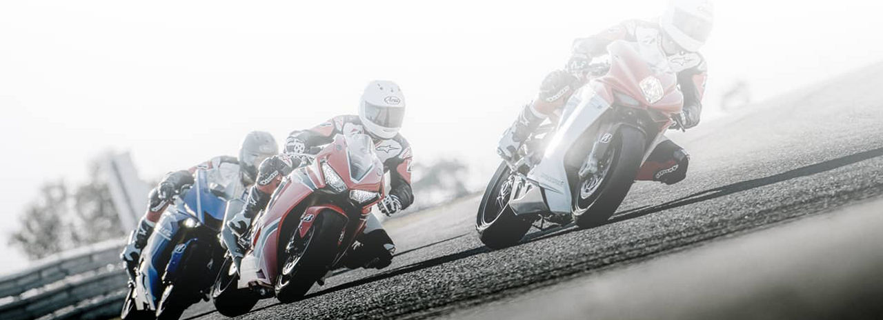 L'immagine mostra un motociclista dotato di pneumatici Bridgestone per moto Racing.