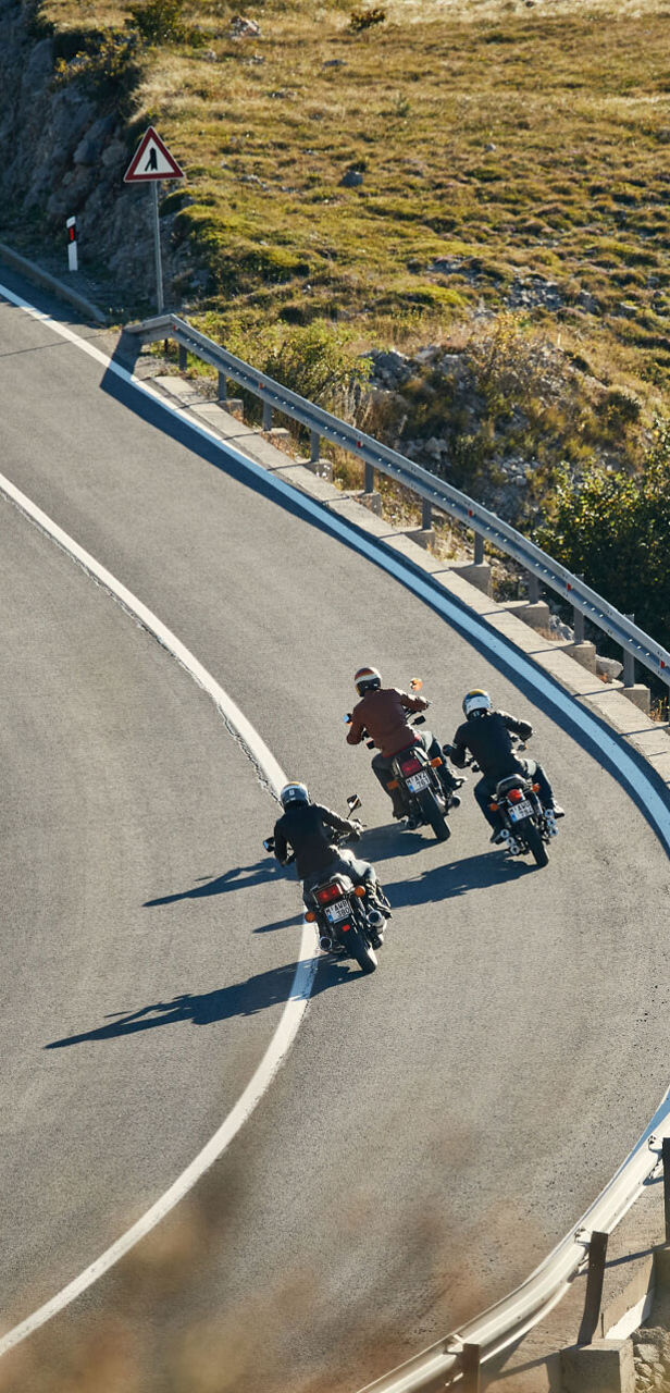Trys asmenys keliauja ir mėgaujasi kraštovaizdžiu savo motociklais su „Bridgestone Battlax BT-45“ padangomis.